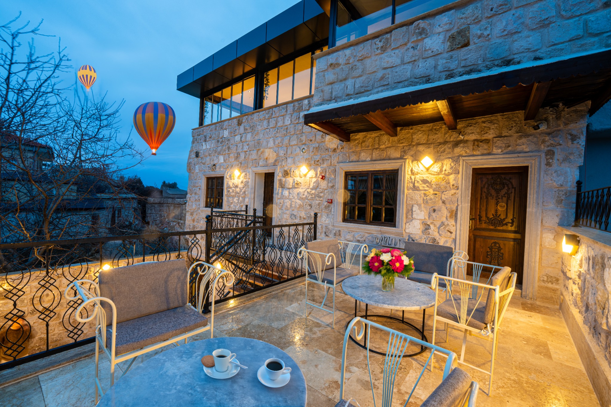 Balon manzaralı teras